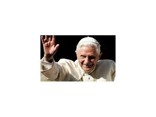 El Papa Benedicto XVI. La Santa Sede tuvo que salir a desmentir la investigación del semanario.