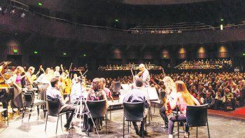 presencia. Los m&uacute;sicos, en plena ejecuci&oacute;n durante el concierto en el Teatro del Bicentenario.