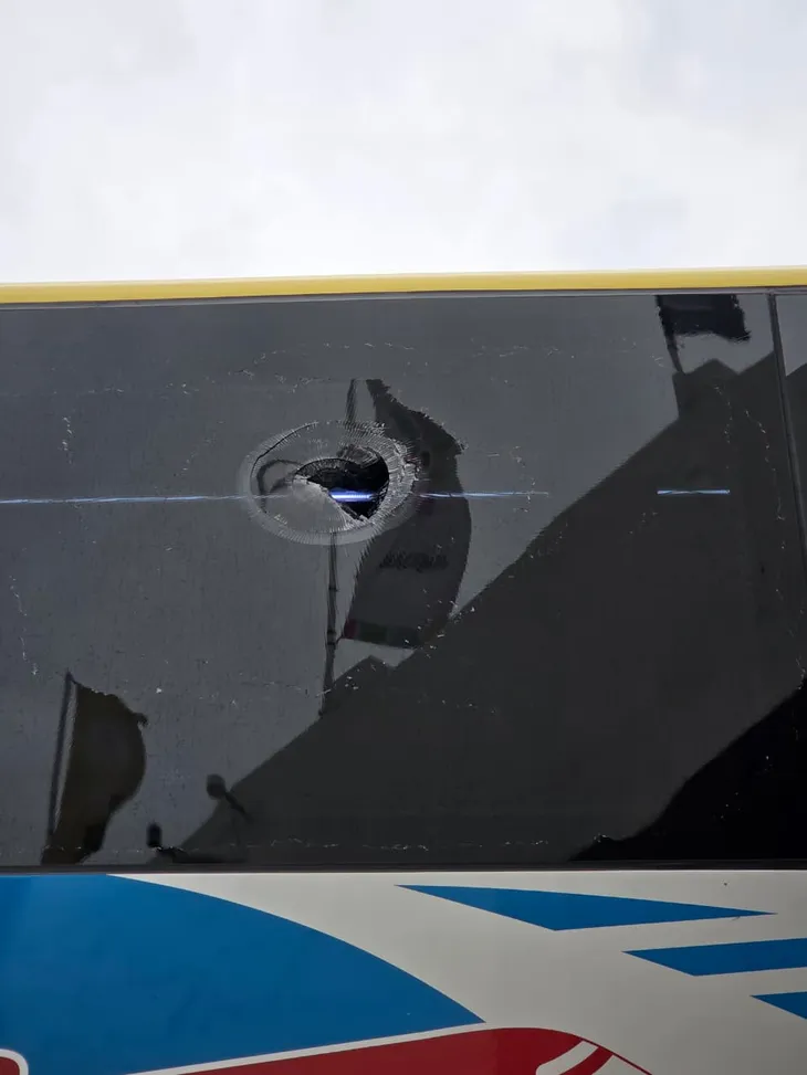 The Lanús bus was stoned upon arriving at the stadium in Chile. There was material damage, but no member of the delegation was injured.
