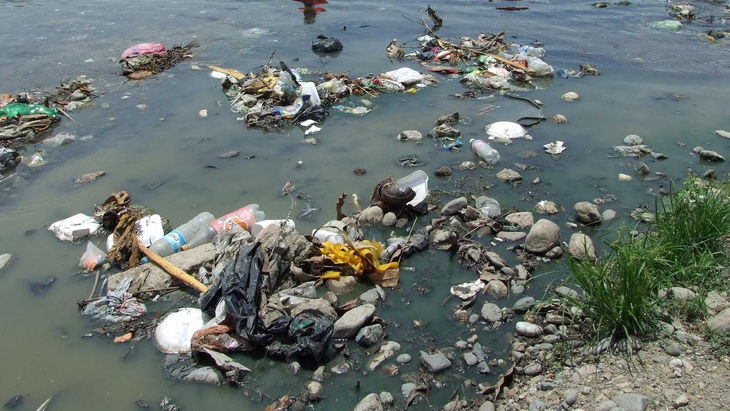 La acumulación de basura y desechos tiene una gran incidencia en la contaminación del agua. La acumulación de basura y desechos tiene una gran incidencia en la contaminación del agua.