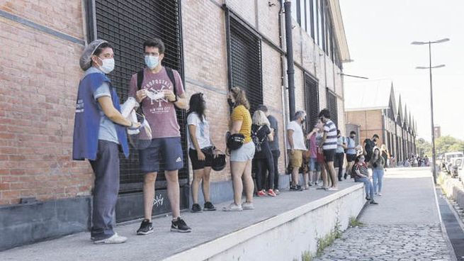 escenario. Largas filas en los centros de testeo en la ciudad de Rosario a partir del aumento de los contagios en las distintas zonas del país.