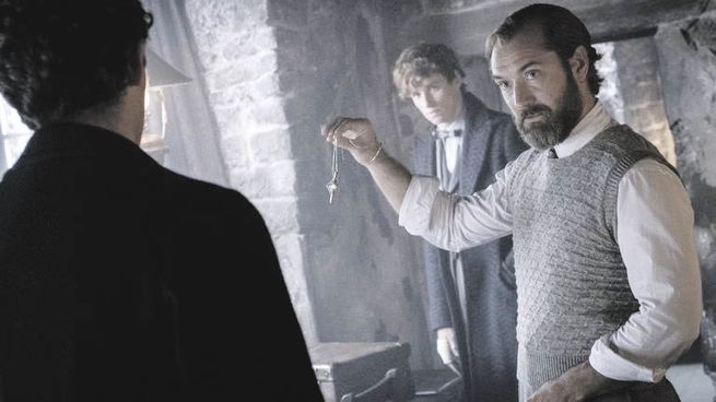 dumbledore. Jude Law en una de las escenas del film.
