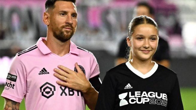 Messi salió al campo de juego junto a Harper, la hija de David Beckham
