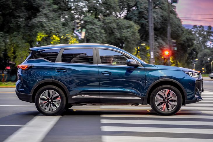 El Tiggo 7 CSH incorpora un sistema de propulsión que combina un motor naftero turbo 1.5 con un motor eléctrico, logrando una potencia conjunta de 278 CV y un torque máximo de 365 Nm.