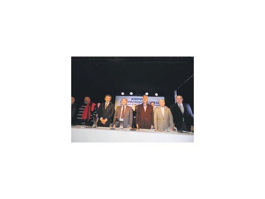 Raúl Castells, José María Vernet,  Adolfo y Alberto Rodríguez Saá, y Alberto Asseff lanzaron ayer en un teatro porteño la campaña de Compromiso Federal para las legislativas y para el Consejo de la Magistratura.