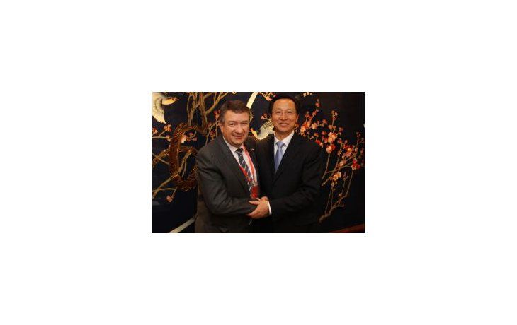 Norberto Yauhar, ministro de Agricultura, junto a su par chino, Han Chang Fu.