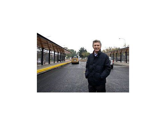 Mauricio Macri durante una recorrida por las obras del Metrobus del Corredor Sur, que ya fue inaugurado.