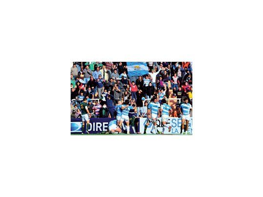 Alegría adentro y afuera. Mientras todos abrazan a Marcelo Bosch tras anotar el segundo try de la tarde, el público celebra en las tribunas del Malvinas Argentinas.