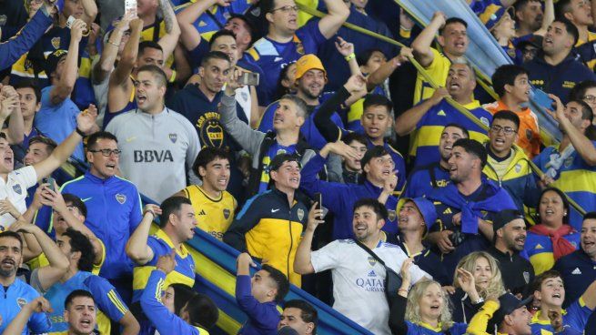 La hinchada de Boca alienta a su equipo en Córdoba sin el grueso de la barrabrava que fue detenida con armas.&nbsp;