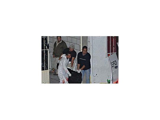 El Servicio Médico Forense retira los cuerpos. Gentileza El diario de Juárez.