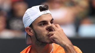 Francisco Cerúndolo avanza a paso firme en el Abierto de Australia.