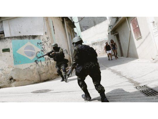 COTIDIANO. Los operativos contra grupos criminales en las favelas de Río de Janeiro son una constante.
