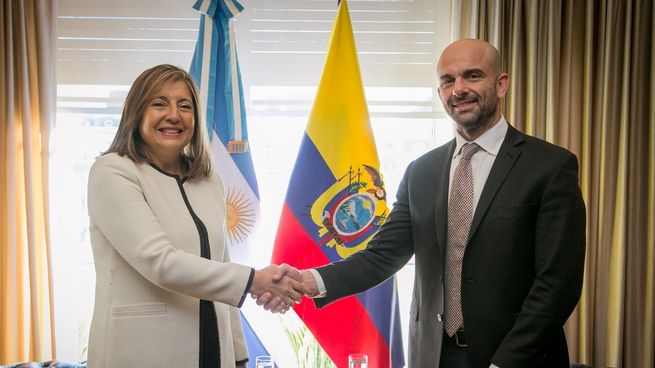 La Embajadora del Ecuador en Argentina, Lotty Farah Andrade Abdo, y el Secretario de Transporte de la Nación, Franco Mogetta.