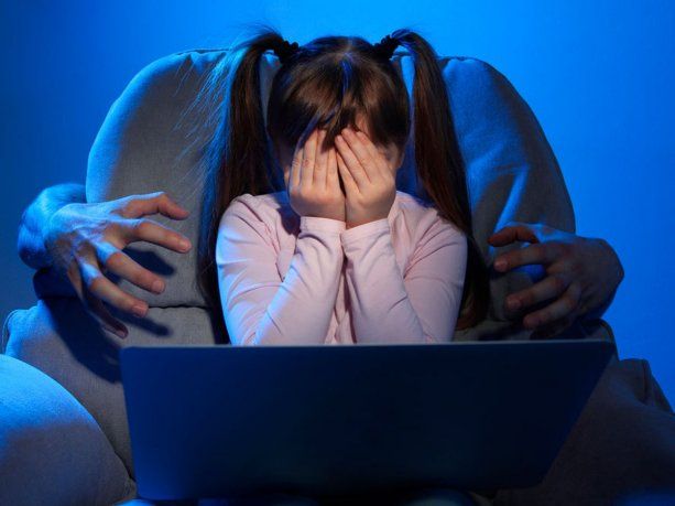 El grooming es un delito que consiste en una serie de conductas emprendidas por adultos, en muchos casos a través de Internet, con el objetivo de ganarse la amistad de menores de edad para luego abusar de ellos.