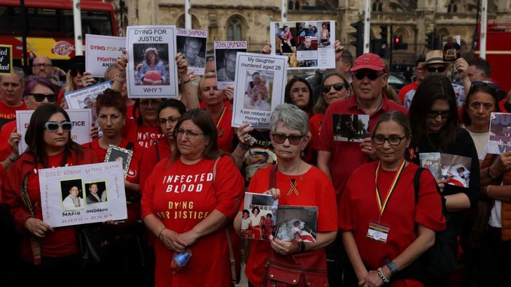 Víctimas y familiares de los afectados por la sangre contaminada en Reino Unido. Víctimas y familiares de los afectados por la sangre contaminada en Reino Unido.