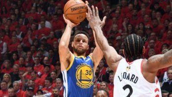 Golden State estiró la serie final de la NBA ante los Raptors, pero perdió a Durant