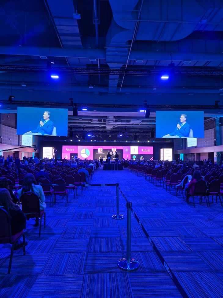 Auditorio semi vacío para escuchar a Caputo Auditorio semi vacío para escuchar a Caputo