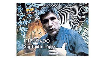Sigifredo López, ayer en el video entregado por las FARC como prueba de vida. Es el último rehén vivo de un grupo de 12 legisladores estaduales capturados por los terroristas hace 6 años.