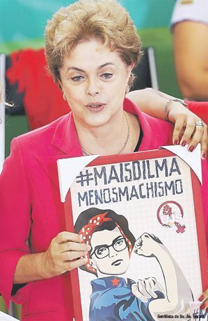 Dilma Rousseff volvió a defenderse ayer durante un acto con grupos feministas que la respaldan en el proceso de “impeachment” (arriba).