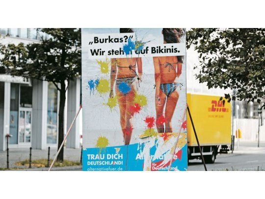 ISLAMOFOBIA. Uno de los carteles de la Alternativa para Alemania (Afd) en los que se lee “¿Burkas?. Nos gustan las bikinis”, fue vandalizado en Berlín.