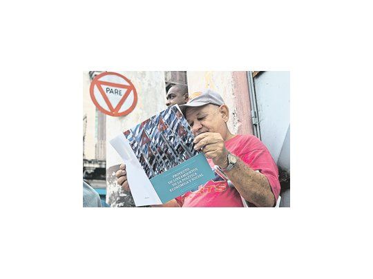 Los cubanos buscaron ayer con afán hacerse del texto del plan económico oficial que será presentado al próximo Congreso del Partido Comunista. Observadores dicen que la isla está ante el comienzo de un «modelo chino» que, si bien no abandona de manera oficial el socialismo, introduce elementos masivos de capitalismo controlado por un Estado autoritario.