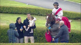 Nacho Fernández junto a su esposa Juliana Lombardi y su pequeña hija Olivia vieron triunfar al caballo del futbolista en el Hipódromo de San isidro.