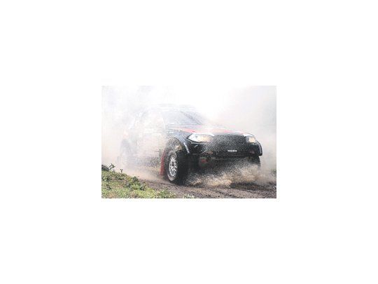 El BMW de Orly Terranova tapado por la tierra. El mendocino hizo historia al convertirse en el primer argentino en ganar una etapa del Dakar en la categoría autos.