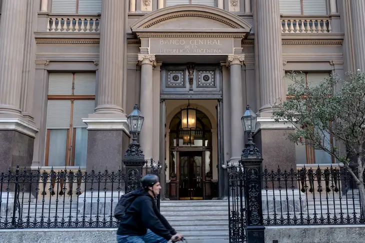 Javier Milei busca darle al Banco Central una misión central: preservar el valor de la moneda. La iniciativa también plantea mayores límites al financiamiento monetario del déficit, cambios en el reparto de utilidades y un mecanismo más exigente para remover a las autoridades. Javier Milei busca darle al Banco Central una misión central: preservar el valor de la moneda. La iniciativa también plantea mayores límites al financiamiento monetario del déficit, cambios en el reparto de utilidades y un mecanismo más exigente para remover a las autoridades.