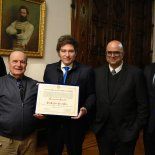 Javier Milei recibió una nueva distinción en Casa Rosada. Javier Milei recibió una nueva distinción en Casa Rosada.