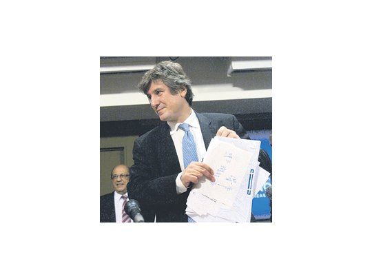 Amado Boudou, ayer, durante la presentación del plan de viviendas. Detrás, Juan José Mussi.