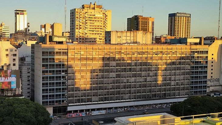 El histórico Edificio Del Plata, ubicado en Carlos Pellegrini 251, será reconvertido. El histórico Edificio Del Plata, ubicado en Carlos Pellegrini 251, será reconvertido.