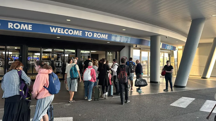 Ya en suelo europeo, los repatriados fueron recibidos durante la mañana de ayer por autoridades de la Embajada argentina en Italia, quienes les ofrecieron apoyo y coordinación para completar el tramo final de su retorno a la Argentina. Ya en suelo europeo, los repatriados fueron recibidos durante la mañana de ayer por autoridades de la Embajada argentina en Italia, quienes les ofrecieron apoyo y coordinación para completar el tramo final de su retorno a la Argentina.
