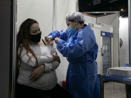 Desde hoy rige la vacunación libre para embarazadas y mayores de 50 en Provincia