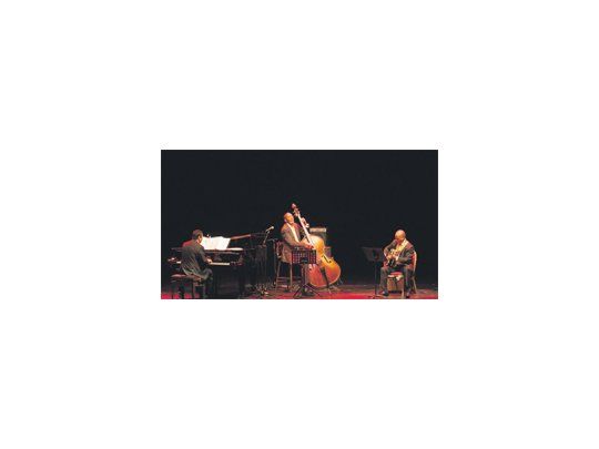 Acompañado por el pianista Donald Vega y el guitarrista Russel Malone, el estupendo contrabajista Ron Carter deleitó a su público en el Gran Rex.