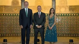 Yamandú Orsi junto al rey Felipe VI y la reina Letizia en el Palacio Real Alcázar de Sevilla, durante la cena oficial previa a la conferencia de Naciones Unidas.