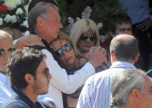 Dolor de padres. Muchas lágrimas en la despedida del joven de 22 años.