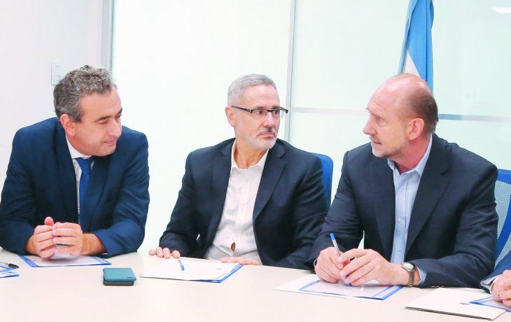 Acuerdo. Pablo Javkin, intendente de Rosario; Marcelo Saín, ministro de Seguridad santafesino, y el gobernador Omar Perotti intercambian propuestas para poner en marcha la Mesa de Coordinación de Seguridad.