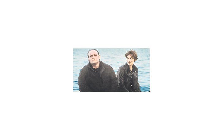«El amor de Tony» es el sencillo y finalmente sentido acercamiento a la posible relación de una joven expresidiaria huraña, y un pescador normando que vive al cuidado de su madre.