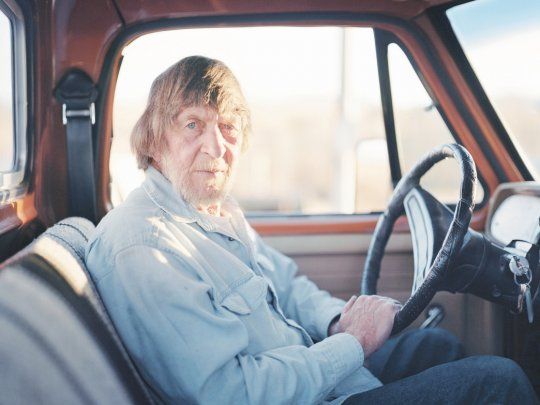 retratos. Rostros ajados de Joe y Chuck, con aire de cansancio, seres reprimidos, que han perdido toda esperanza. Otra de las series muestra viajeros a dedo y vagabundos que recorren las autopistas.&nbsp;