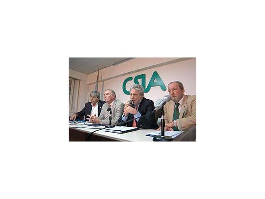 Los integrantes de la mesa de enlace, Eduardo Buzzi, Carlos Garetto, Mario Llambias y Hugo Biolcatti durante la conferencia de prensa que ofrecieron luego de la reunión que mantuvieron con el gobierno.