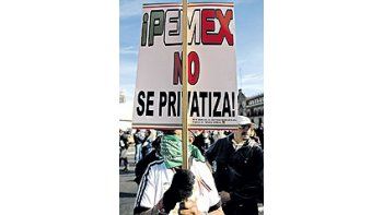 La nueva norma petrolera generó manifestaciones en lascalles de México DF y una fuerte batahola en Diputados.Aunque tibia, la entrada del capital privado en el negocioquiebra un tabú de décadas.