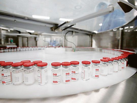 ESCALA. La producción de la vacuna Sputnik V contra el covid-19 está sometida, como todas, a un cuello de botella. Pero Rusia planea ampliarla y permitir que los países compradores la elaboren localmente.