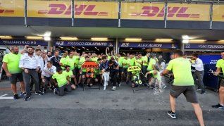 Franco Colapinto junto a todo el equipo de Williams
