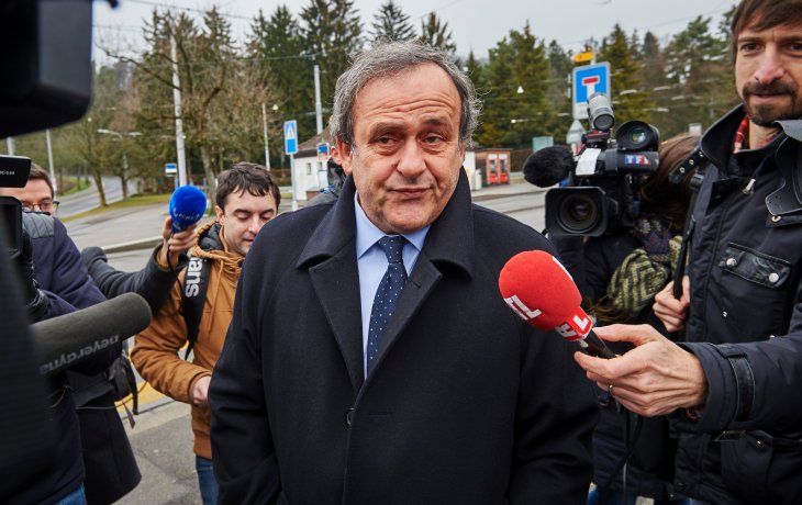 Michel Platini cumplió su sanción de cuatro y vuelve al ruedo.