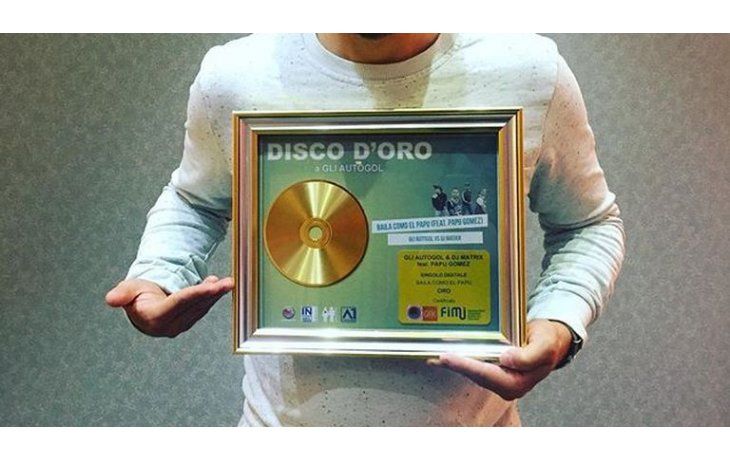 Gómez recibió el Disco de Oro por el Papu Dance.