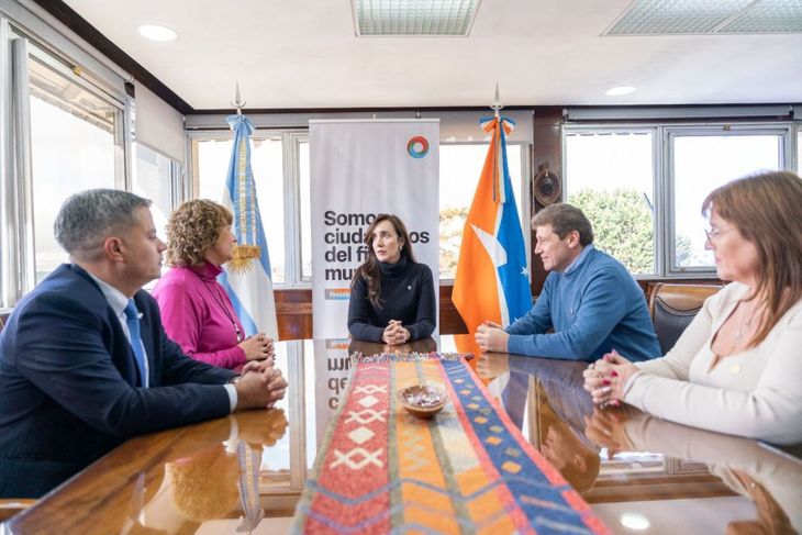 Victoria Villarruel se reunió con Gustavo Melella en la Casa de Gobierno de Tierra del Fuego. Participó también el secretario de Malvinas de la provincia, Andrés Dachary.