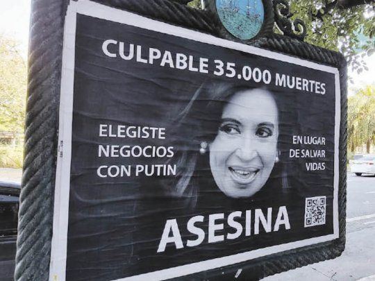 Afiches contra Cristina: ya estarían identificando a los que pegaron los carteles.