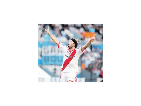 Mariano Pavone grita con todo su gol. River le ganó a Racing y sigue siendo escolta de Vélez en el Clausura.