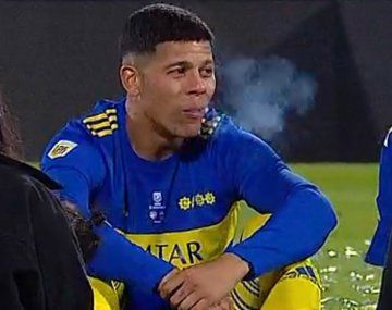 Marcos Rojo exhala el humo de su cigarrillo después de la victoria de Boca ante Tigre en la final de la Copa de la Liga.