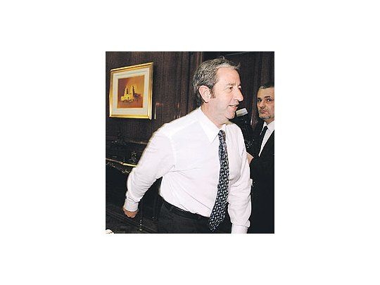Julio Cobos le envió ayer una carta a Evo Morales para felicitarlo por su triunfo en el referendo revocatorio. Hoy encabezará una cumbre de radicales bonaerenses.